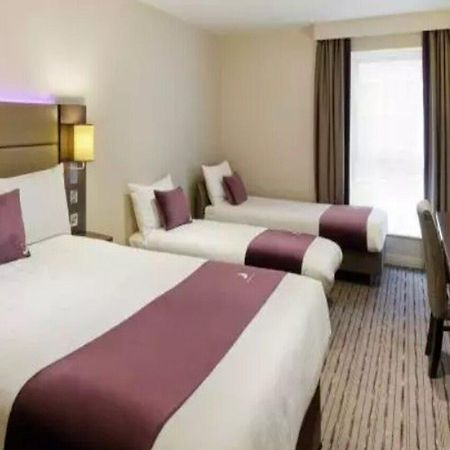 Premier Inn Cheltenham Town Centre ภายนอก รูปภาพ
