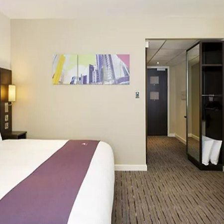 Premier Inn Cheltenham Town Centre ภายนอก รูปภาพ