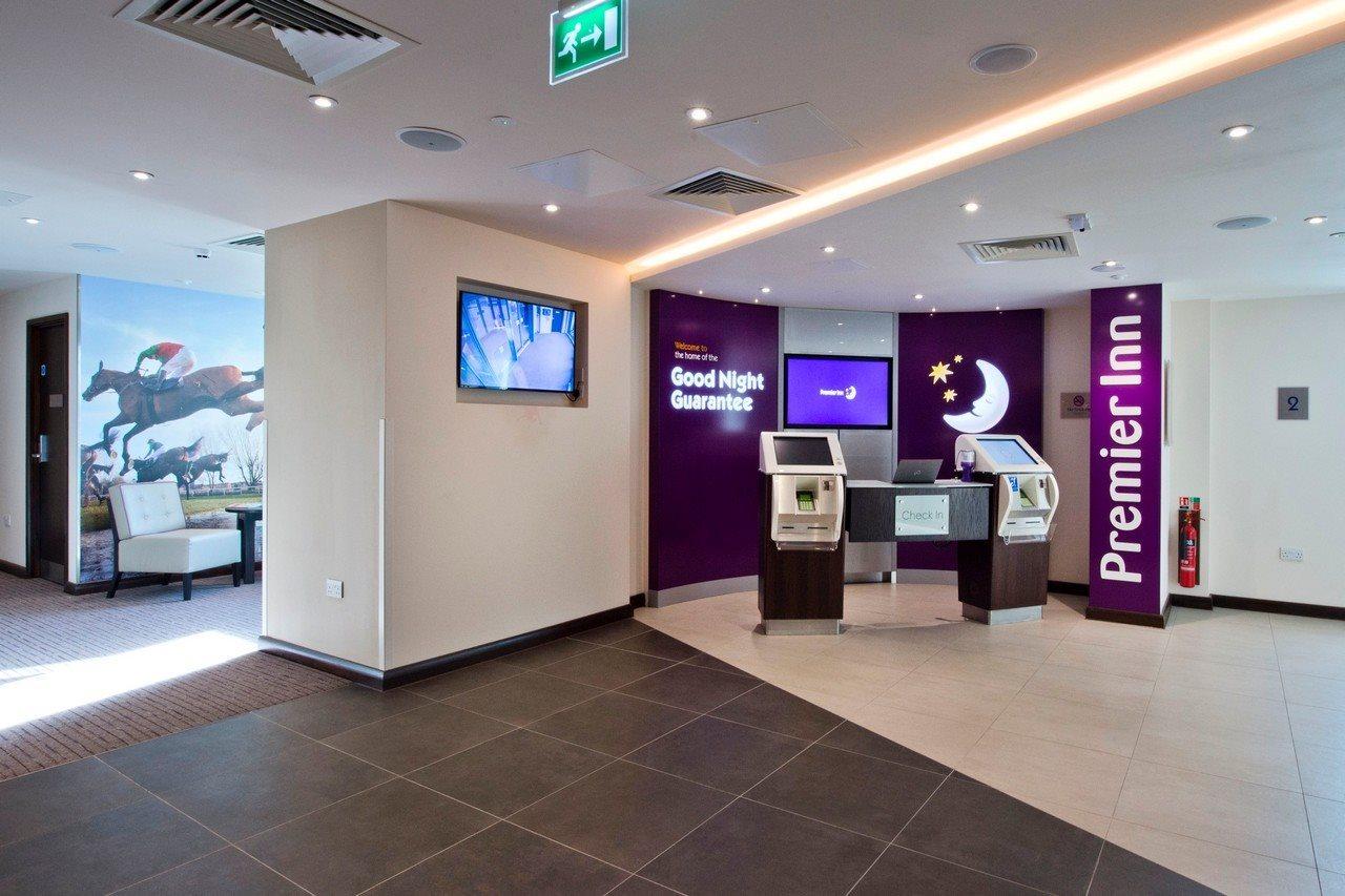 Premier Inn Cheltenham Town Centre ภายนอก รูปภาพ