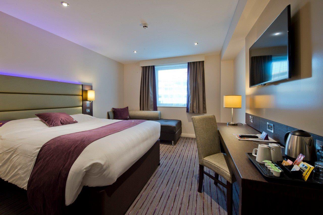 Premier Inn Cheltenham Town Centre ภายนอก รูปภาพ