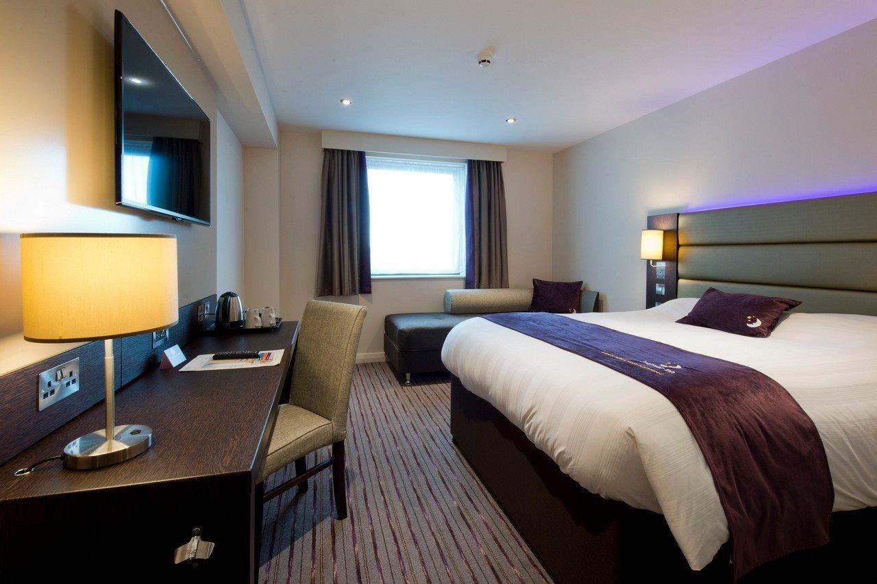 Premier Inn Cheltenham Town Centre ภายนอก รูปภาพ