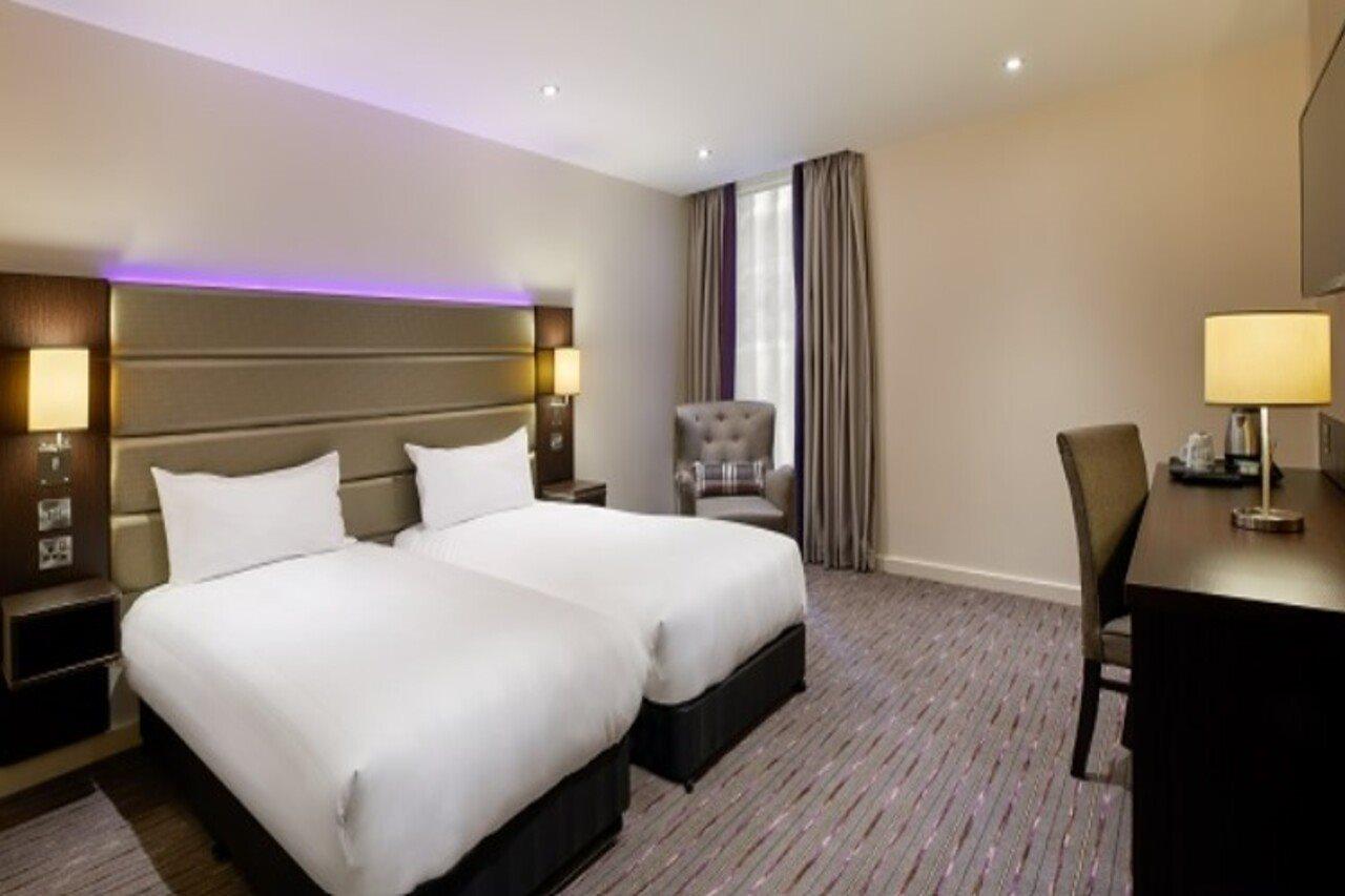 Premier Inn Cheltenham Town Centre ภายนอก รูปภาพ