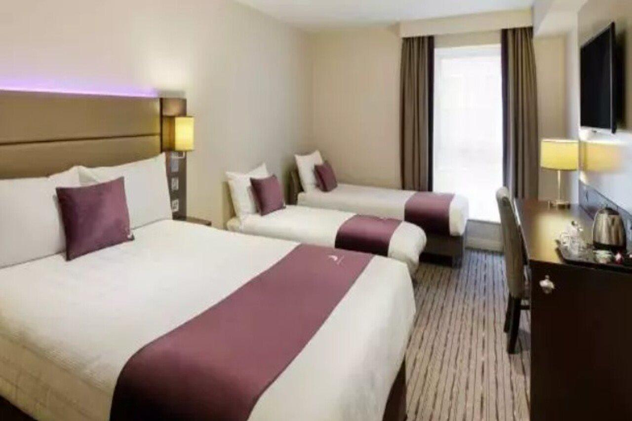 Premier Inn Cheltenham Town Centre ภายนอก รูปภาพ