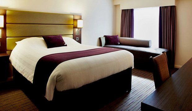 Premier Inn Cheltenham Town Centre ภายนอก รูปภาพ